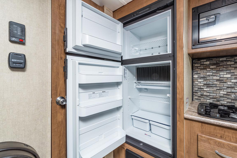 встроенный холодильник в компактном интерьере