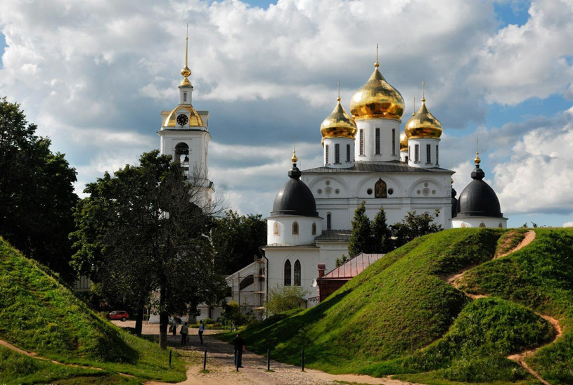 митровский Кремль. Вид на Успенский собор, слева и справа - крепостные валы