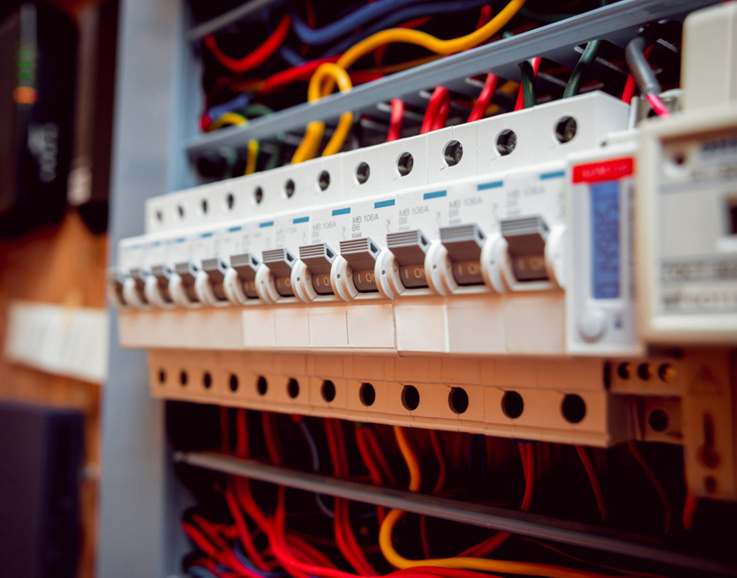 Автоматический выключатель и УЗИП – устройства для безопасности электрических сетей