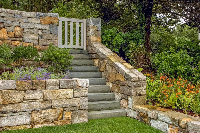 ландшафтный дизайн сада: лестница и подпорная стена, гранит