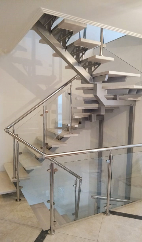 Лестница на центральном каркасе, со стеклом и нержавейкой. Производство Лестницы-просто.ру