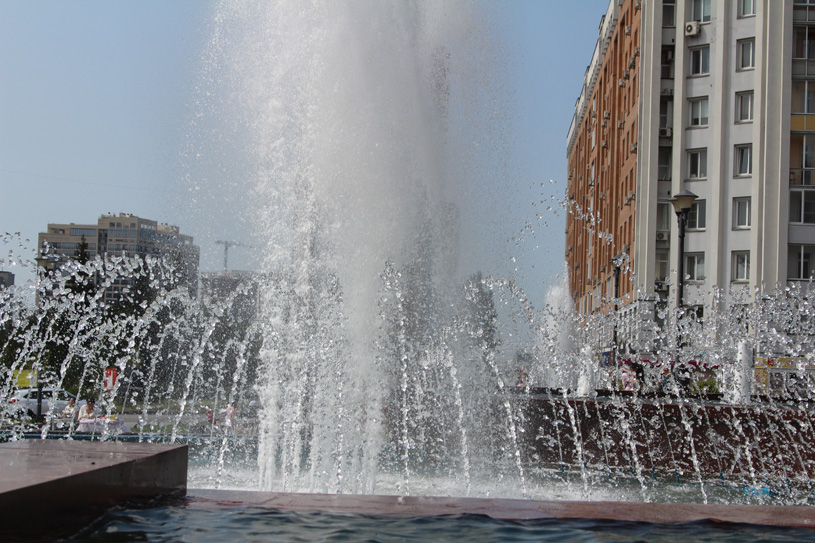 Новосибирск. Жилые дома и фонтаны напротив ГПНТБ