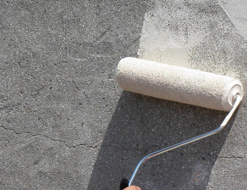 Нанесение грунтовки на бетонную стену