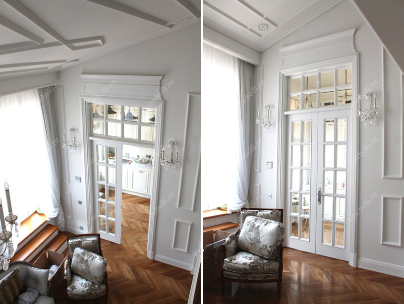 Белая двустворчатая дверь из дуба со вставками из фацетного стекла и фрамугой. Производство - Vinchelli