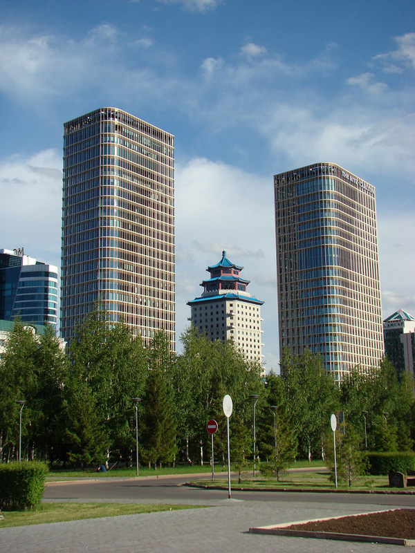 Астана. Talan Towers и отель Пекин. Фото: Александр Ямпольский