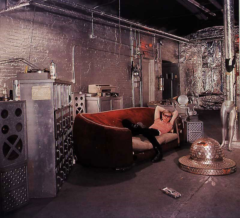 Энди Уорхол в интерьере «Фабрики». 1965 г.
