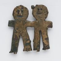 Пронизь с изображением двух антропоморфнх фигурок. III в до н.э. –  III-IV вв.н.э. Бронза, литьё. Государственный исторический музей