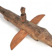 Идол-тигрица Хапо с крыльями и всадником.Конец XIX – начало XX вв., дерево. Институт археологии и этнографии СО РАН