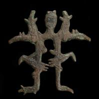 Изображение антропоморфного персонажа с орнитомофрными и зооморфными изображениями. VI в до н.э. – V в.н.э. Бронза, литьё. Томский краеведческий музей им. М. Б. Шатилова