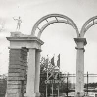 Главный вход в парк Кирова в Ижевскео формила ажурная колоннада высотой 6 метров